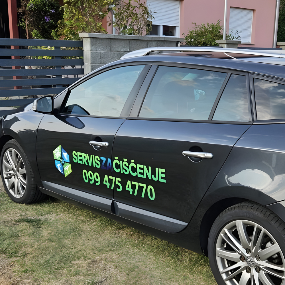 Prikaz stvarnog korištenja logotipa na automobilu izrađenog od strane Kovar Studio